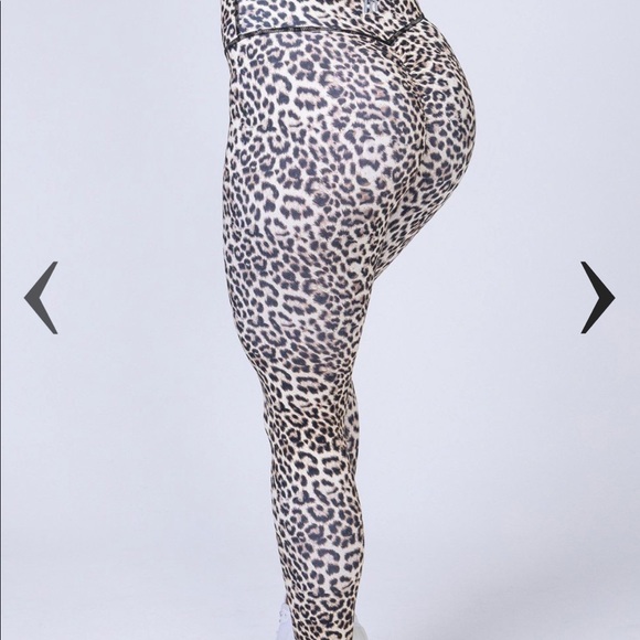 ***SOLD*** Yellow Leopard Scrunch bum leggings - Picture 3 of 9